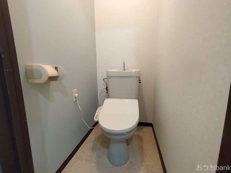 トイレ　温水洗浄便座付きのトイレです