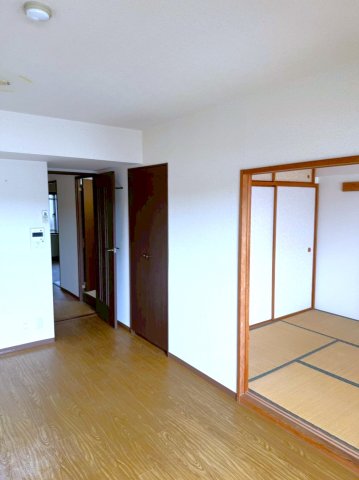 居室・リビング　＊イメージです／同タイプのお部屋です。壁紙も異なります