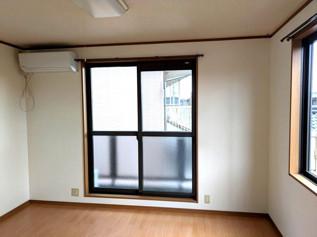 居室・リビング　角部屋で日当たり良好！