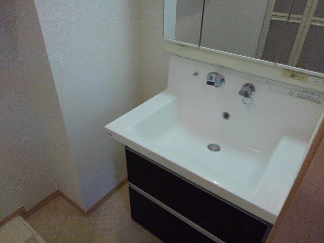 洗面設備　明るい洗面所です
