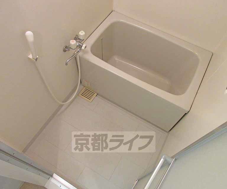バス・シャワールーム　ピカピカの浴室です