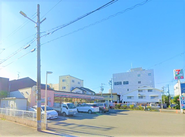 コンビニ　セブンイレブン（コンビニ）まで554m