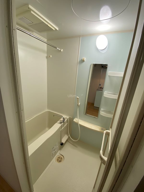 バス・シャワールーム　※同タイプの他のお部屋です