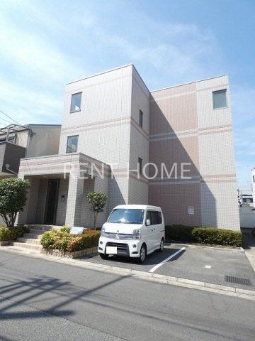 建物外観　鉄骨造３階建て