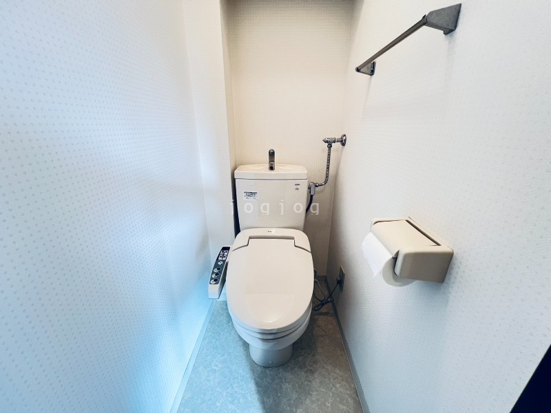 トイレ　嬉しい温水洗浄便座付きのトイレです。