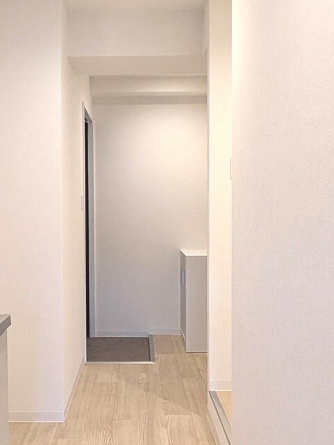 玄関　同物件の別部屋のお写真です。ご参考までに御覧ください。