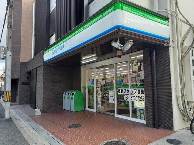 コンビニ　ファミリーマート様（コンビニ）まで400m