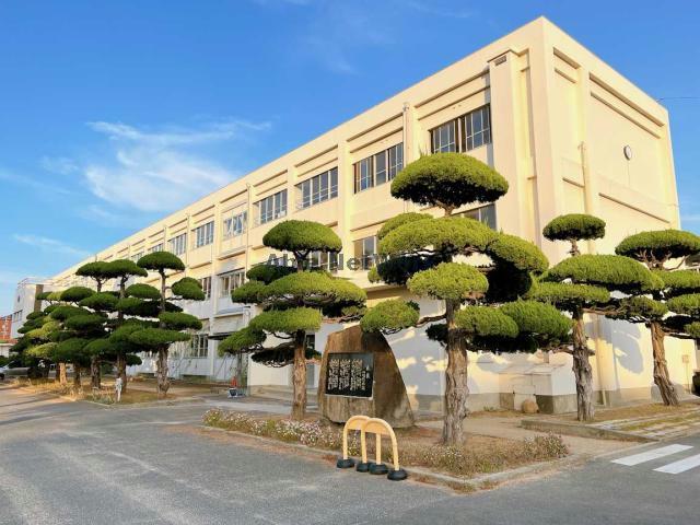 小学校　宇部市立新川小学校（小学校）まで472m