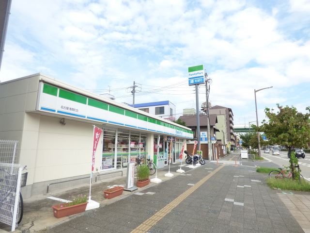 コンビニ　ファミリーマート（コンビニ）まで390m