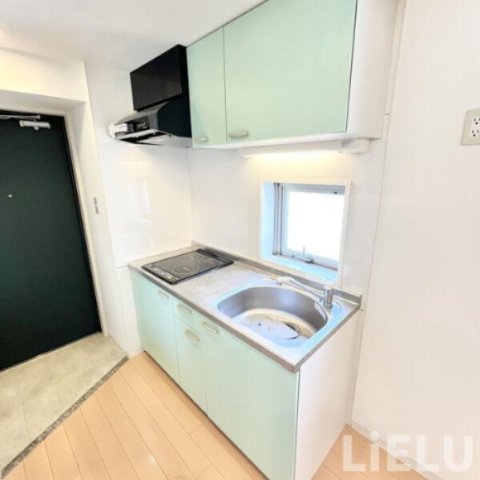 キッチン　写真は別号室の反転タイプでございます。※現状優先
