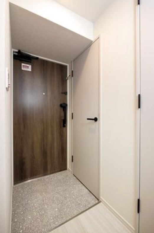 玄関　※反転タイプのお部屋の写真を使用しています。