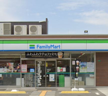 コンビニ　ファミリーマート 松崎町店（コンビニ）まで82m