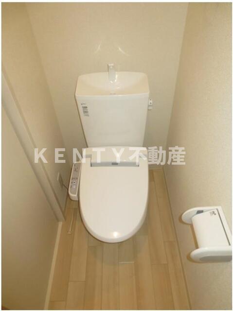 トイレ　落ち着いた色調のトイレです