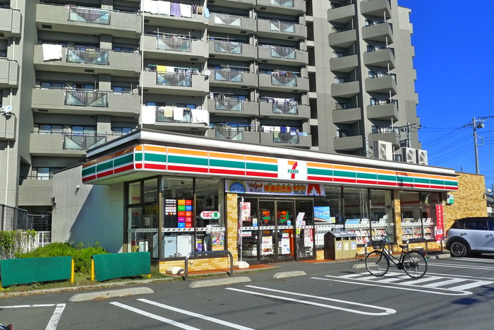 コンビニ　セブンイレブン（コンビニ）まで310m