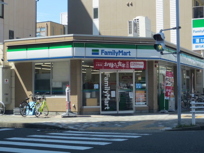 コンビニ　ファミリーマート 名古屋新栄二丁目店（コンビニ）まで60m