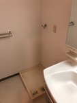 洗面設備　明るい洗面所です