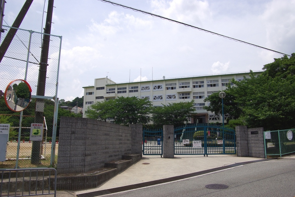 中学校　川西市立　川西中学校（中学校）まで1702m