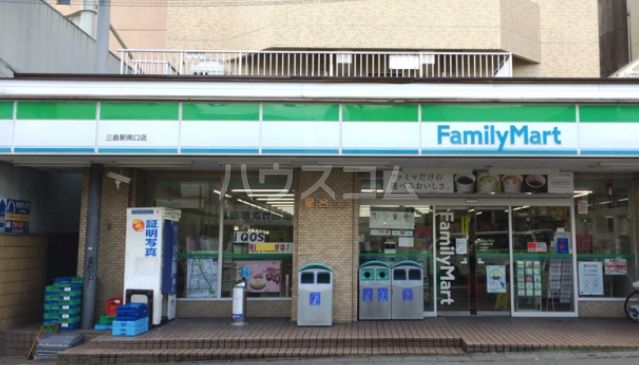 コンビニ　ファミリーマート三島駅南口店（コンビニ）まで698m