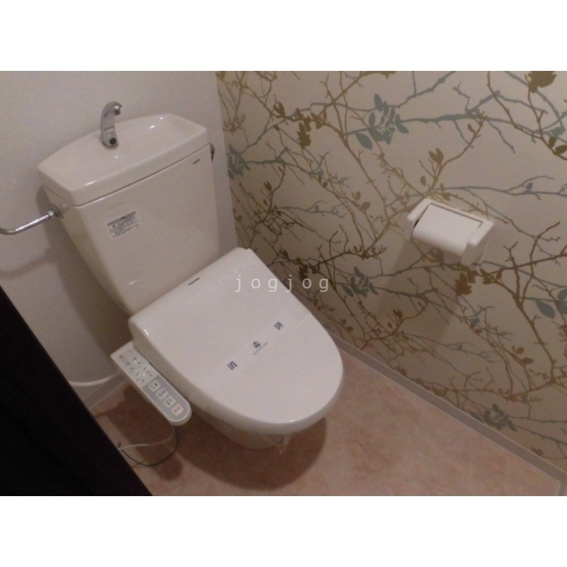 トイレ　嬉しい温水洗浄便座付きのトイレです。