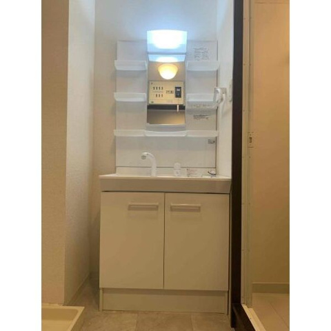 洗面設備　※写真は同じマンションの違う部屋のものになります。