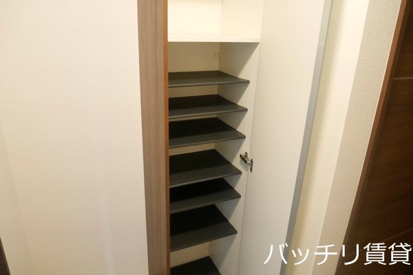 玄関　別号室タイプの為、現状を優先致します。