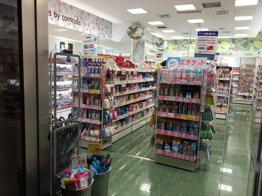 ドラックストア　トモズ express（ドラッグストア）まで956m