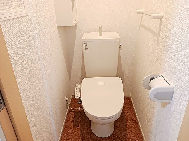 トイレ　落ち着いた色調のトイレです