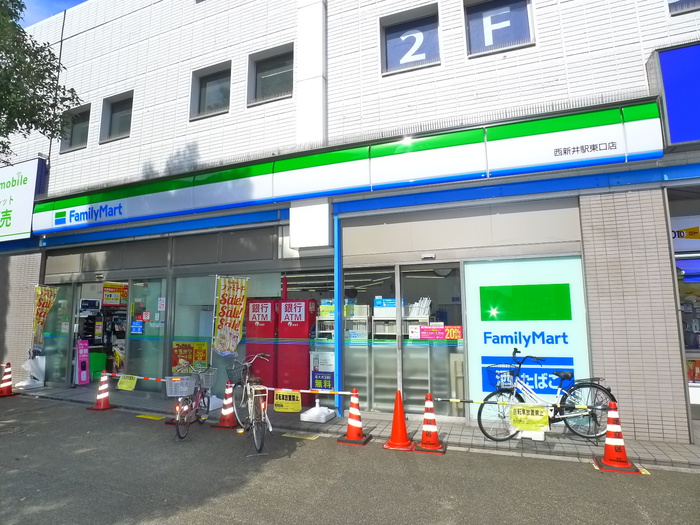 コンビニ　ファミリーマート（コンビニ）まで119m