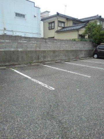 駐車場　駐車場に車を止められます