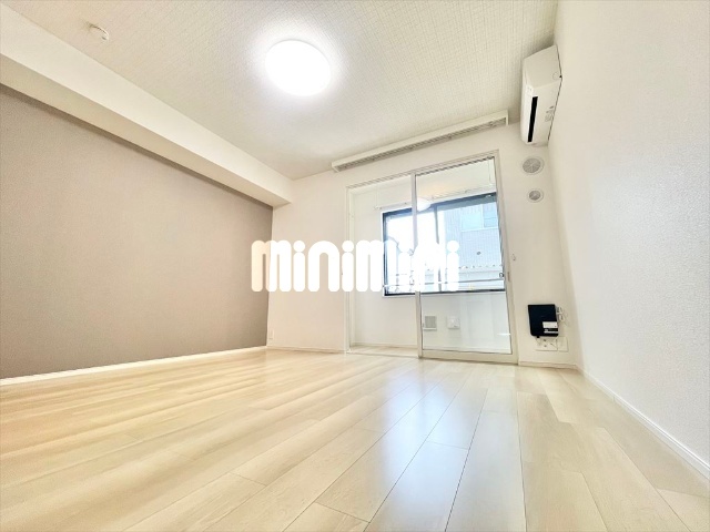 居室・リビング　同一建物内１０３号室内装写真転載