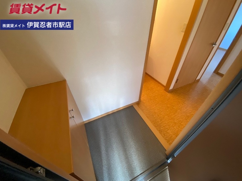 玄関　同タイプ反転写真