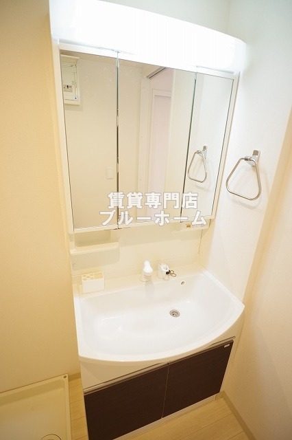洗面設備　三面鏡独立洗面台！