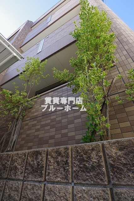 建物外観　重量鉄骨造３階建て！