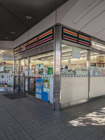 コンビニ　セブン-イレブン 新高円寺駅前店（コンビニ）まで683m