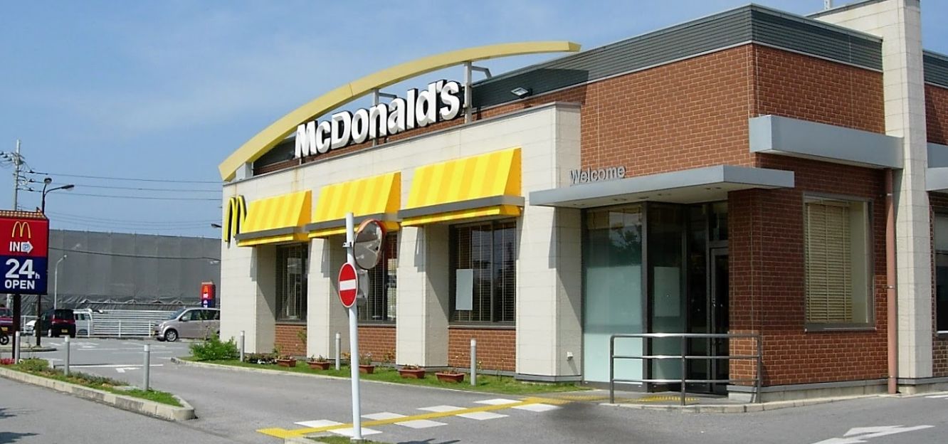 飲食店　マクドナルド 宜野湾バイパス店（飲食店）まで3880m