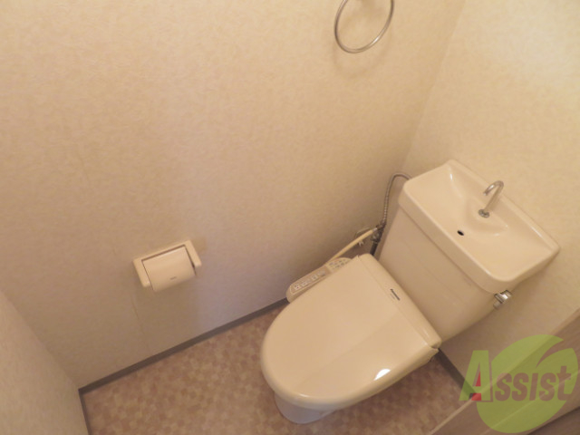 トイレ　ウォシュレット機能がついたトイレです。安心して使用できますね