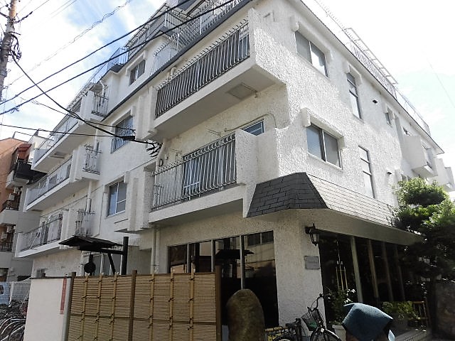 建物外観　鉄筋コンクリート造のがっちりとした建物。