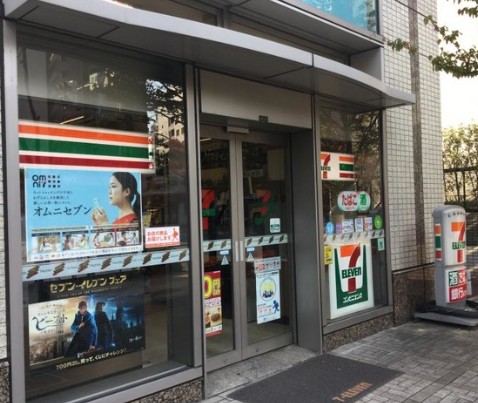 コンビニ　セブンイレブン中央区新川1丁目店（コンビニ）まで159m