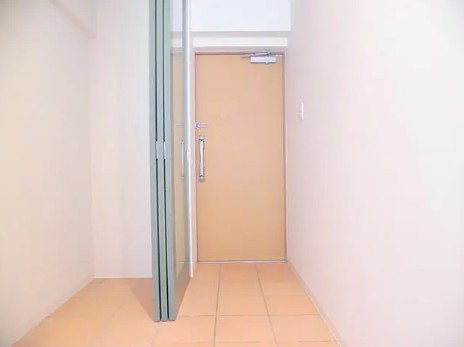東急東横線 学芸大学駅 徒歩10分 4階建 築20年の玄関写真