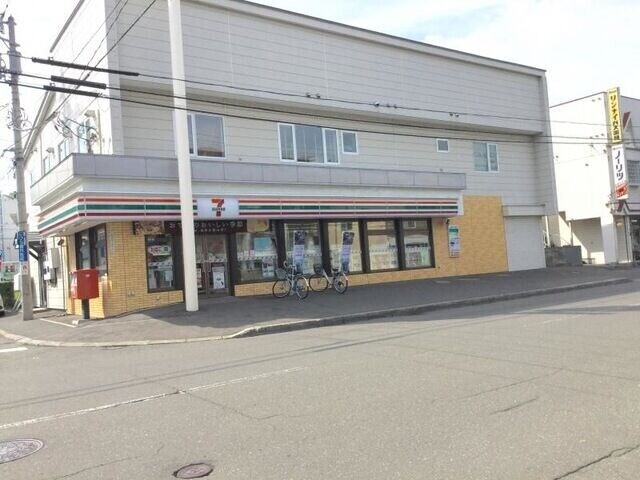 コンビニ　セブンイレブン札幌本郷店（コンビニ）まで131m