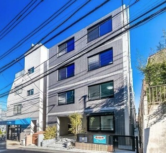 建物外観　鉄筋コンクリート造のがっちりとした建物。
