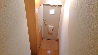 フロレスタロッサ Dの玄関写真