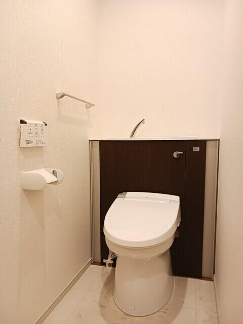 京王相模原線 京王多摩センター駅 徒歩10分 3階建 築11年のトイレ写真