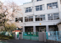 小学校　文京区立指ケ谷小学校（小学校）まで617m