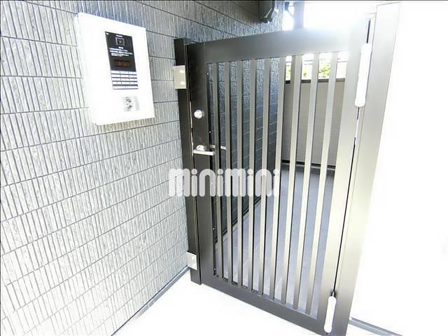 エントランス　建物入口にはオートロックがございます。