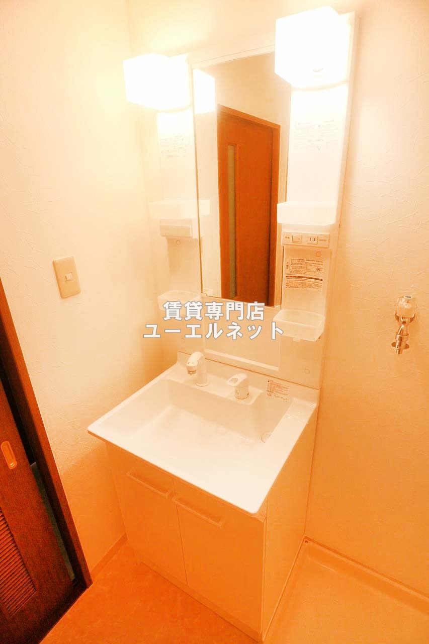 洗面設備　清潔感ある独立洗面台で毎日気持ちよく♪