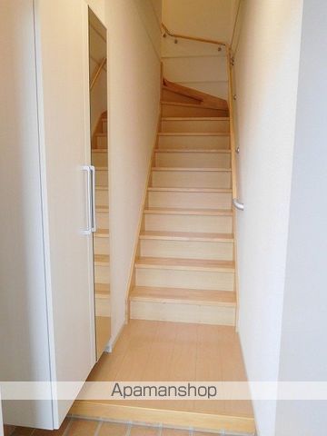 ＪＲ津山線 玉柏駅 バス乗車時間：7分 最寄りバス停で下車 徒歩7分 2階建 築12年の玄関写真