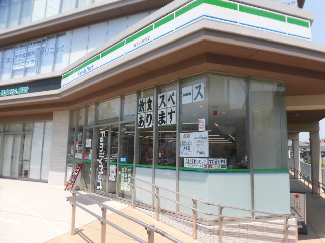 コンビニ　ファミリーマート（コンビニ）まで320m