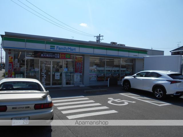 コンビニ　ファミリーマート（コンビニ）まで569m