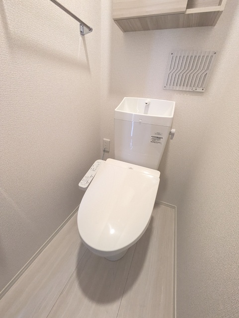 トイレ　温水洗浄便座付きで快適です！